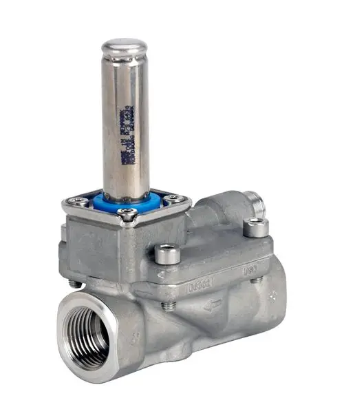 Edelstahl-Magnetventil mit einer vertikalen Bauform. Anschluss für Rohrleitungen sichtbar, mit Dichtungselementen. Produkt von Danfoss.